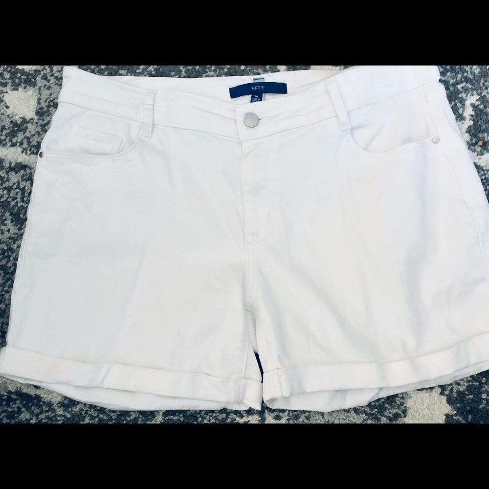 Apt 9 white stretch shorts. Button closure. Front & back pockets. Top/bottom 13”